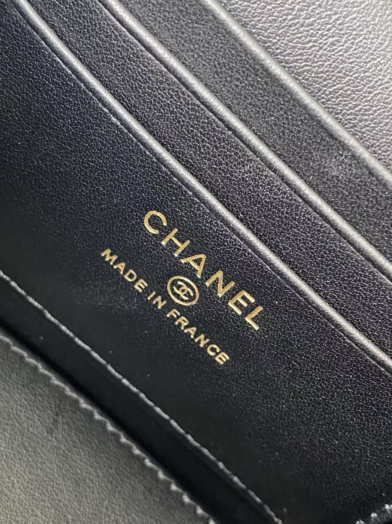 Ch*el vanity with chain 9.5x17x8cm