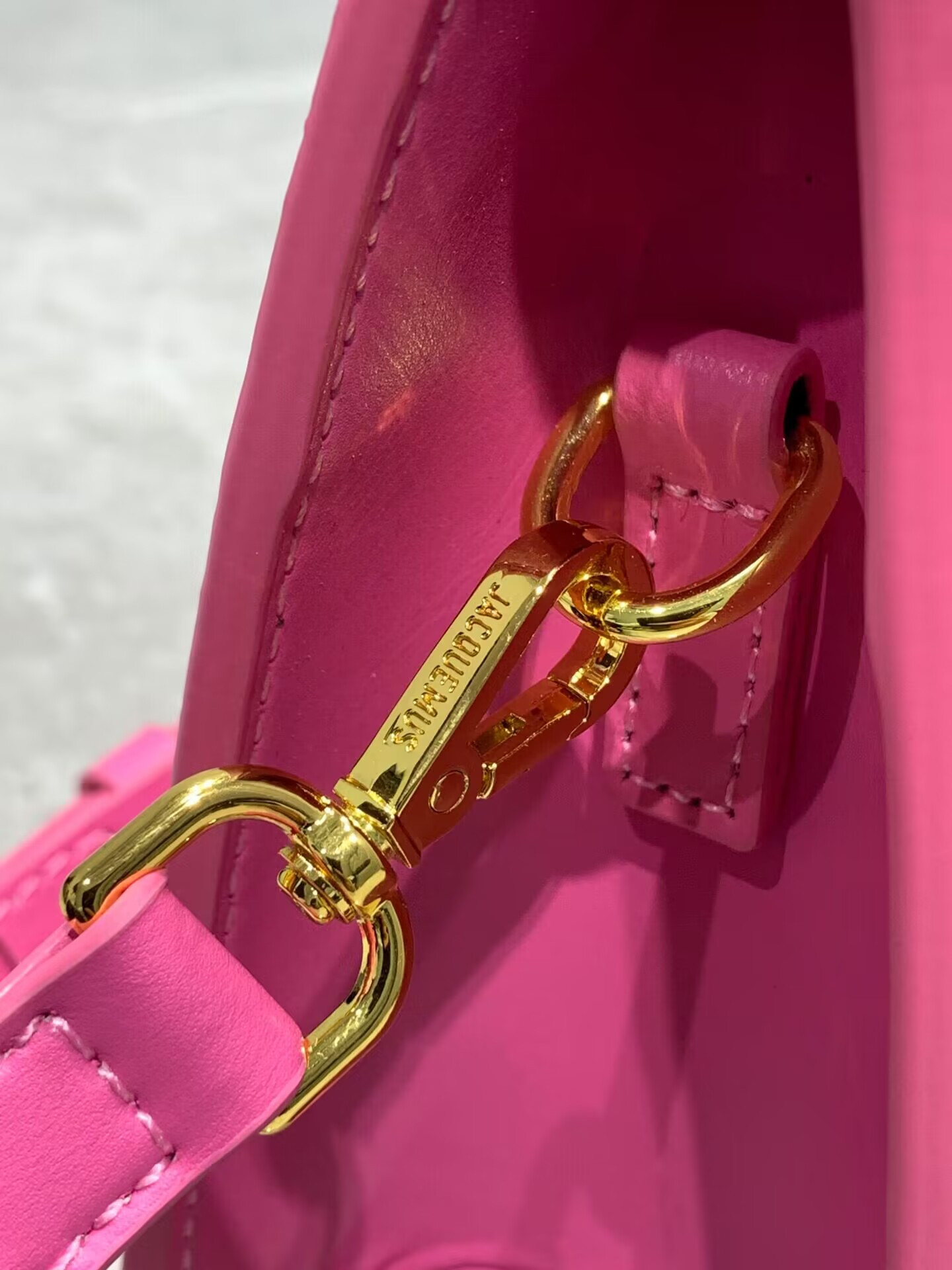 JACQUEMUS Le Chiquito moyen LES CLASSIQUES 20×15.5×8cm