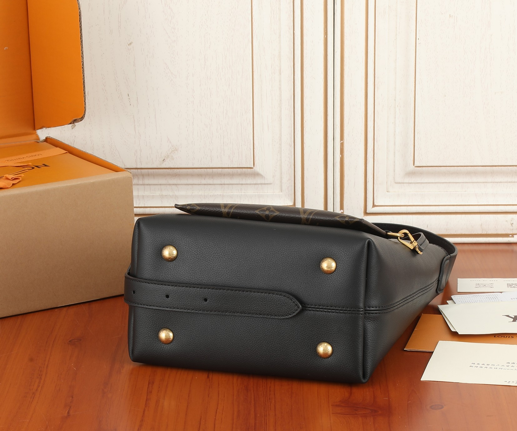 LV small low key hobo M25352 24x28x16cm