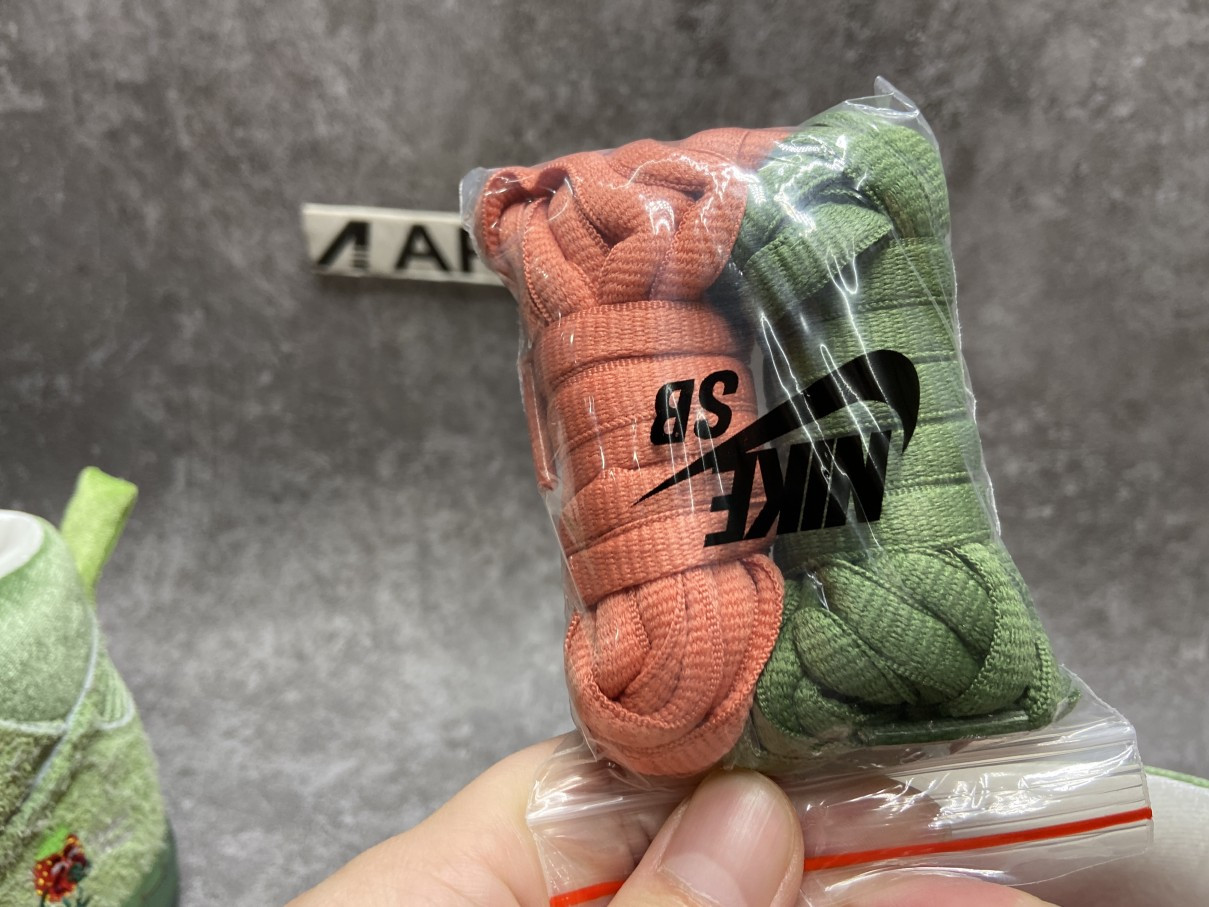 Nike SB Dunk High Strawberry Cough