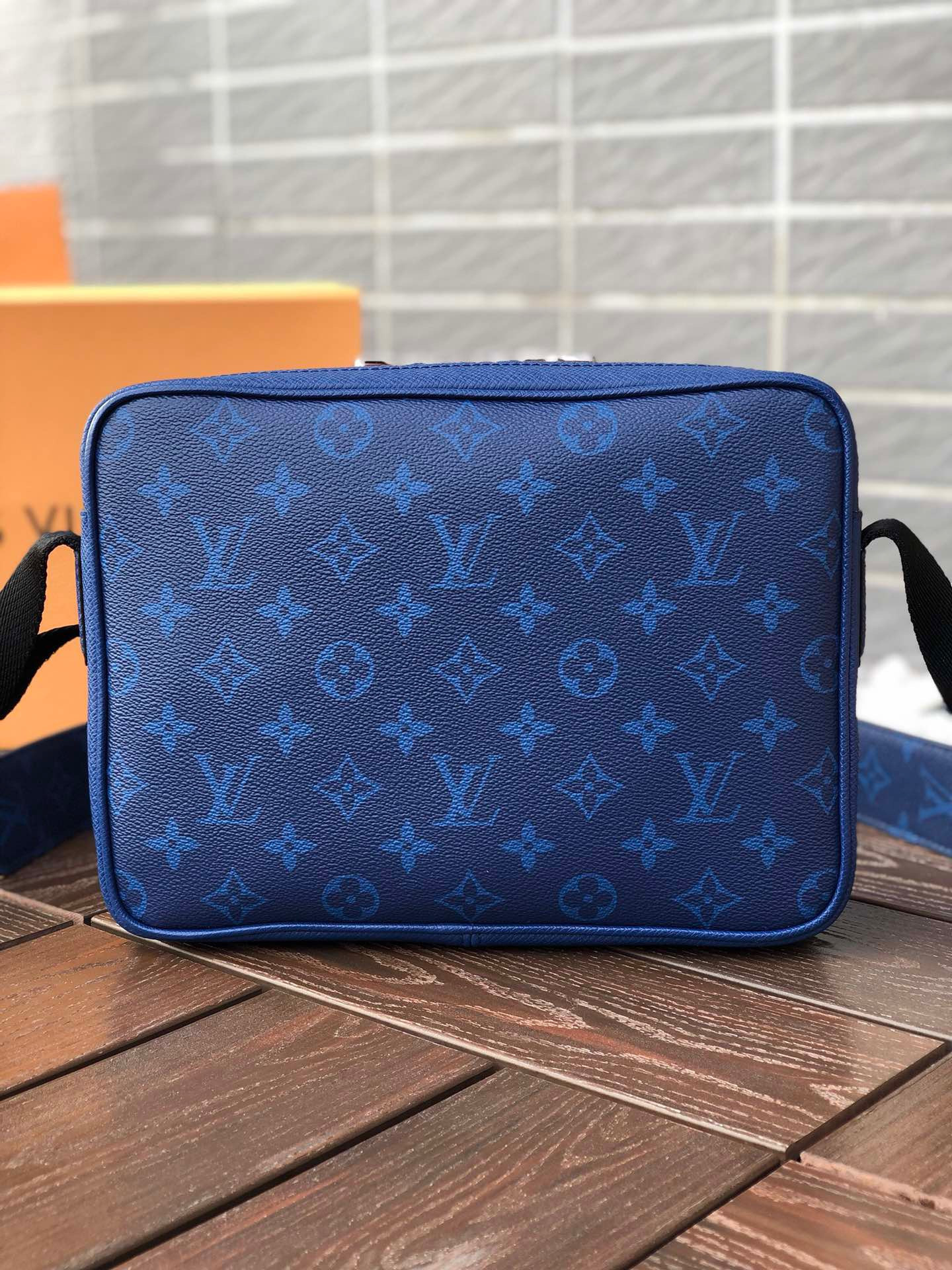 LV OUTDOOR MESSENGER M30242