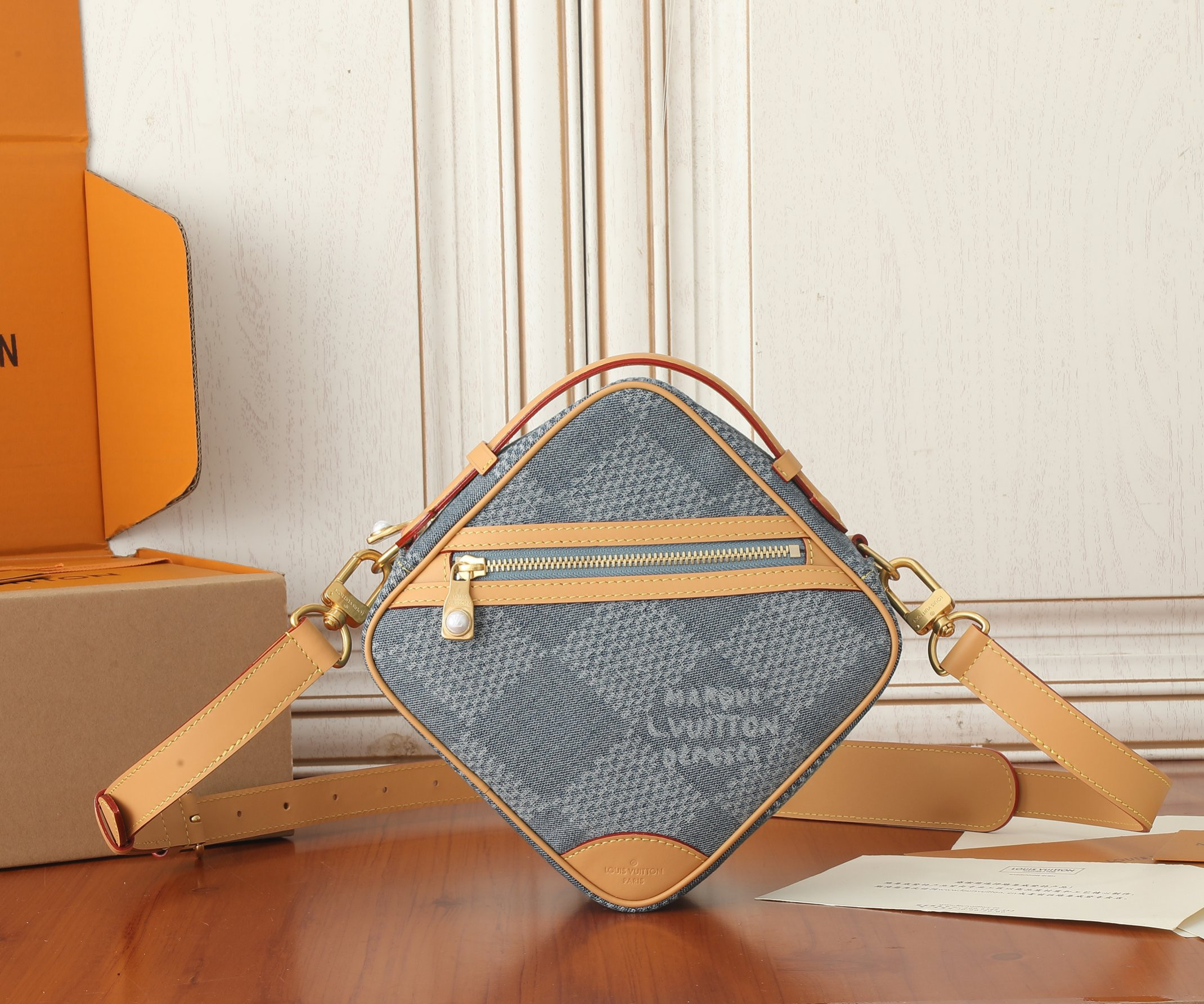 LV Chess Messenger M40706 9.4 x 9.4 x 3.1 inches