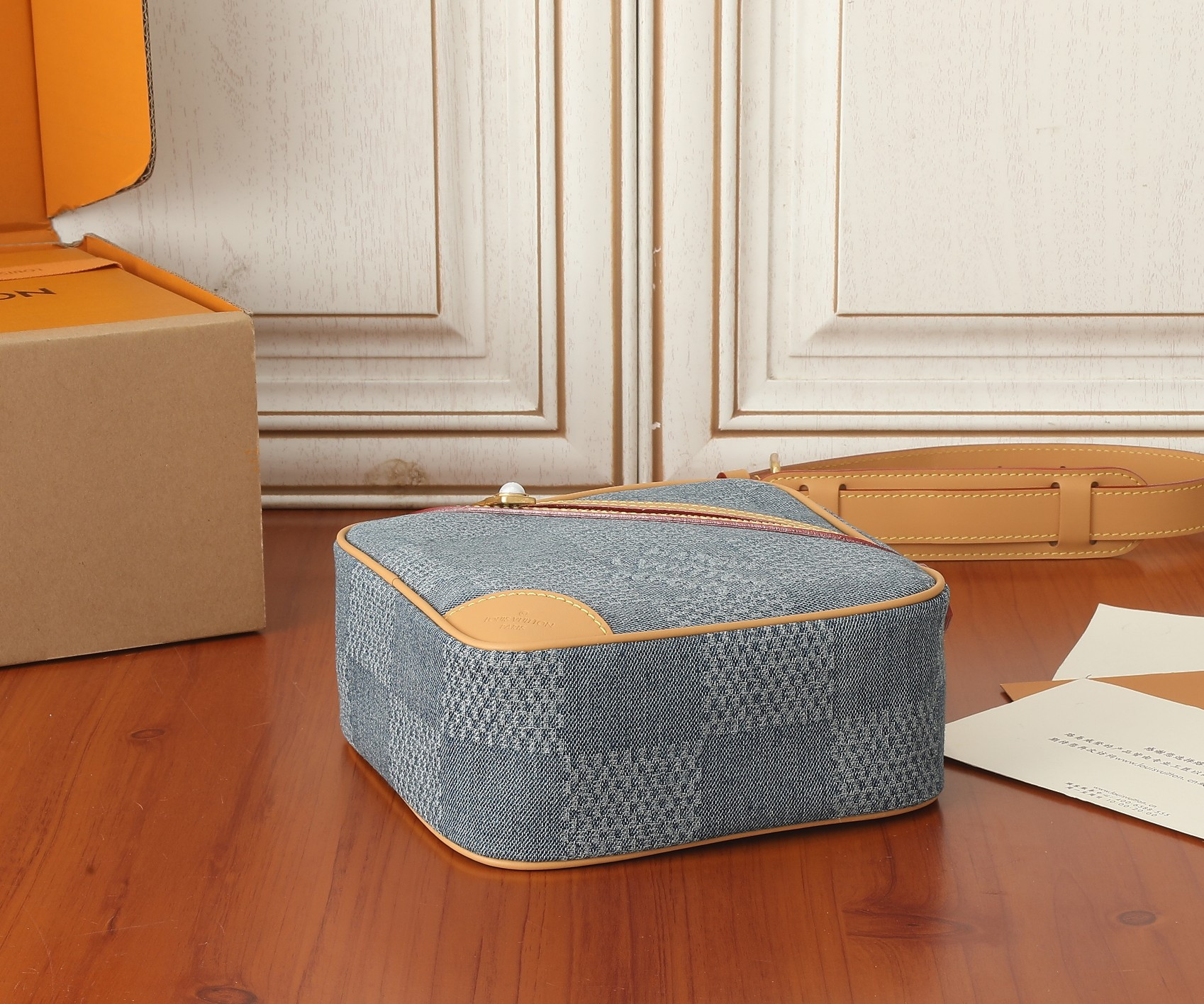 LV Chess Messenger M40706 9.4 x 9.4 x 3.1 inches