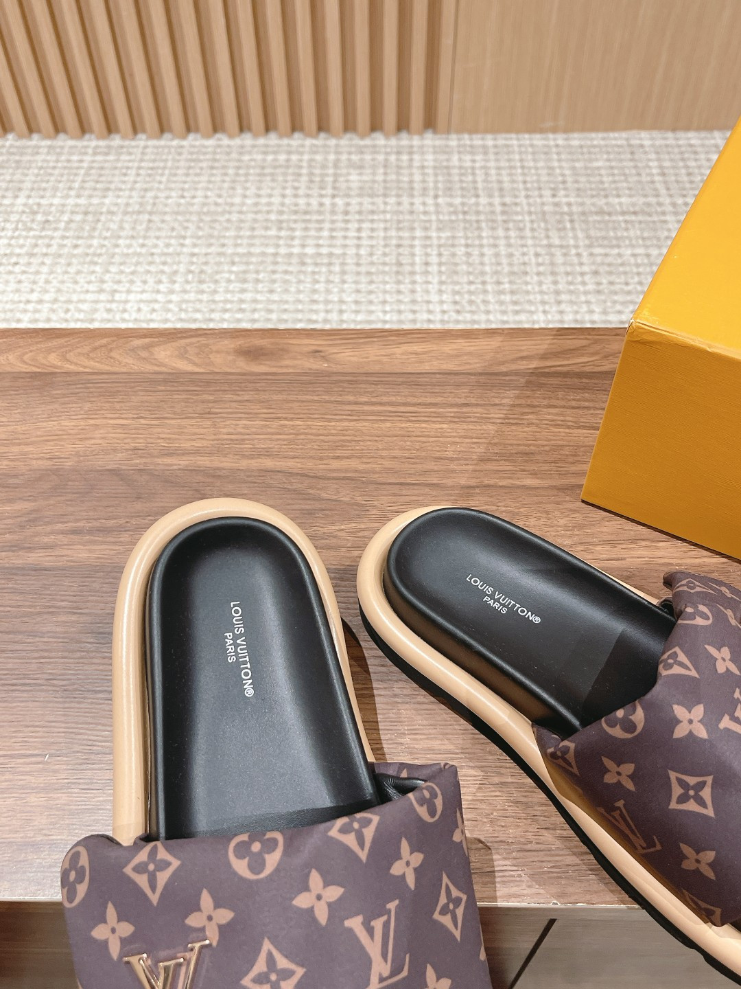 UA LV Pool Pillow Flat Comfort Mule