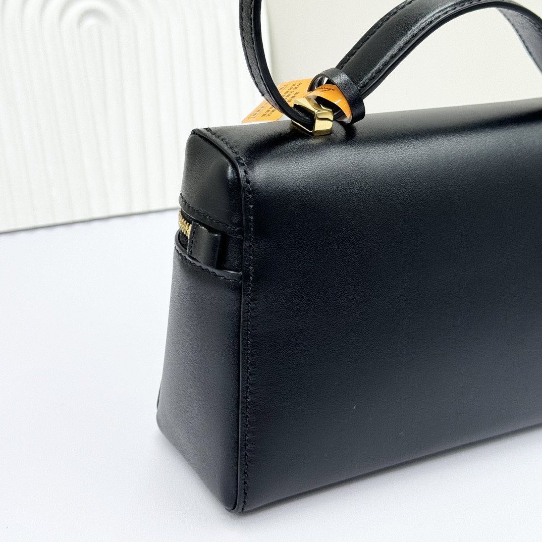 L**o p*ana extra pocket l19 smooth calfskin 11 x 19 x 6.5 cm