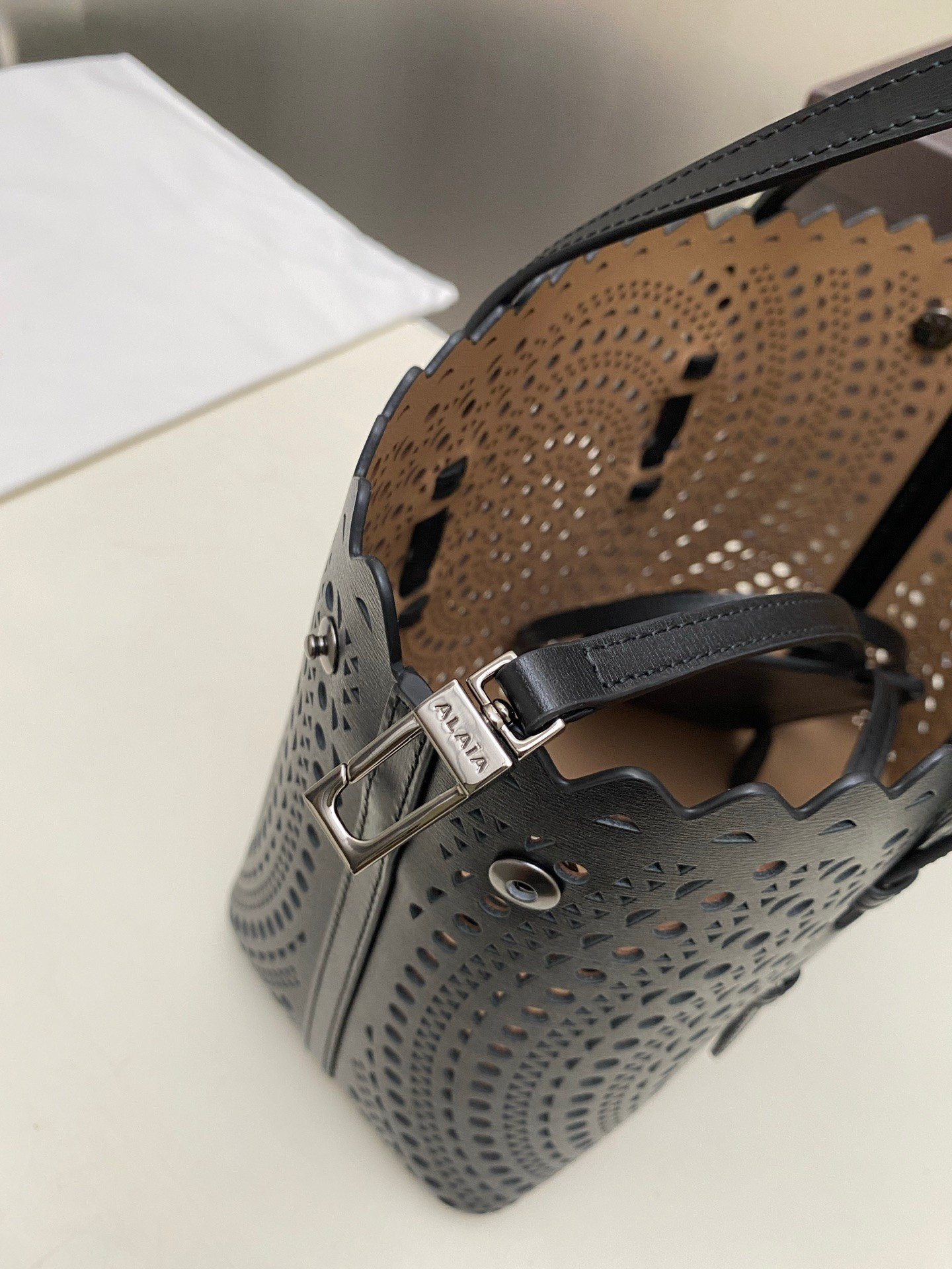 ALAÏA Mina 25 bag 25x20x12cm